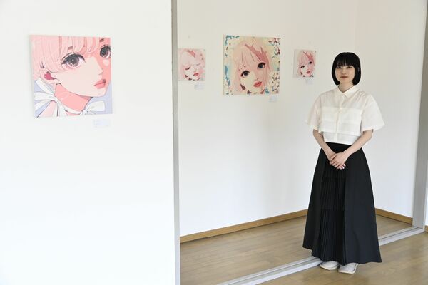 女性の表情を描いた作品が並ぶｃｈｉｋａｍｅさんの個展