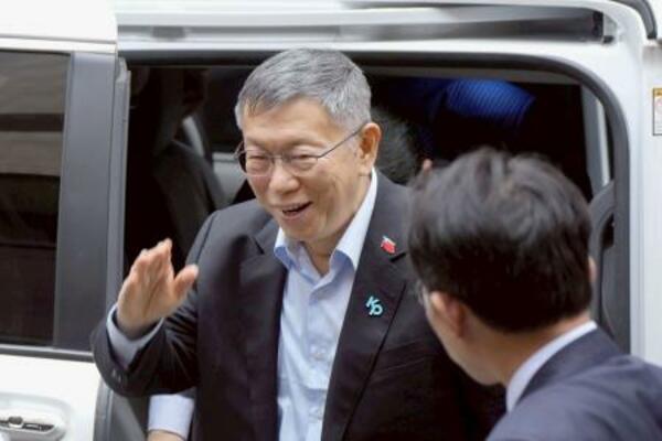 　２６日、台北市の台北地方法院（地裁）に姿を見せた柯文哲被告（共同）