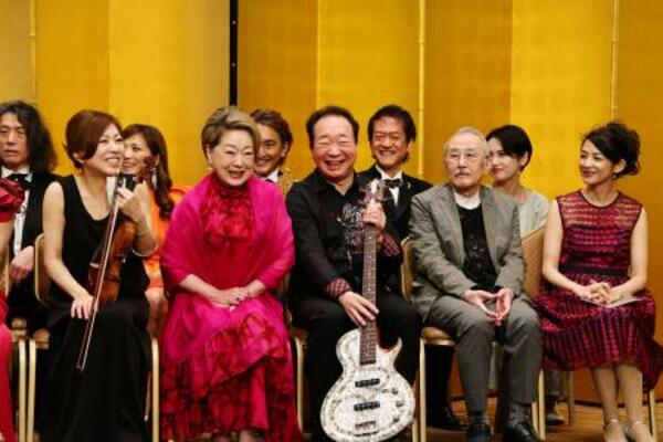 　「インペリアルジャズ２０２５」について発表する由紀さおりさん（前列左から２人目）と中村梅雀さん（同３人目）、山下洋輔さん（同４人目）＝５月、帝国ホテル東京（提供写真）