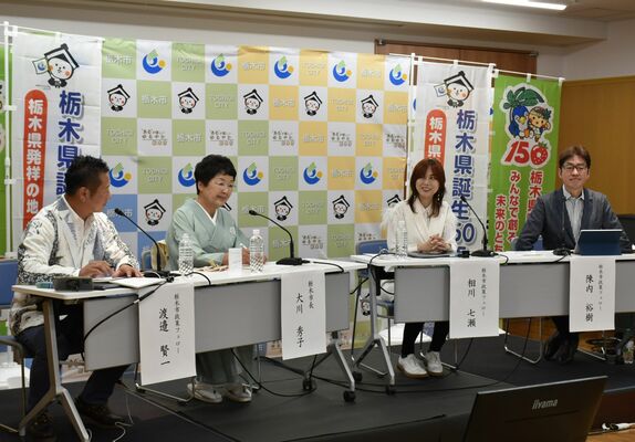 市の魅力や可能性を語り合う相川さん（右から２人目）大川市長（同３人目）ら