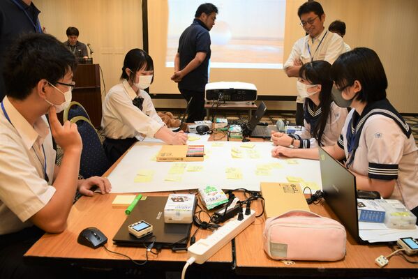 解決したい課題を出し合う高校生＝３日午前、宇都宮市
