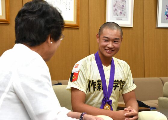 大川市長（左）に優勝を報告した作新学院中等部３年亀山投手