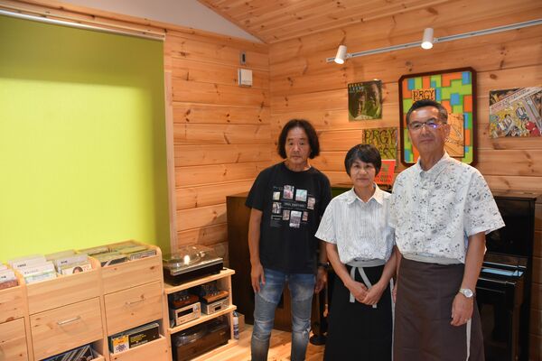 店主の福田さん（右）と妻の直美さん（中央）、八木沢さん