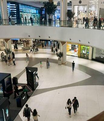 イランの報復攻撃の影響による外出自粛で、閑散とするドバイの大型ショッピングモール=5日(柴田茂さん提供)