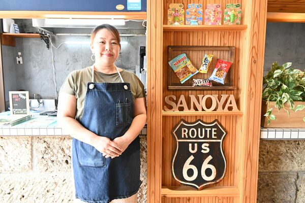 店内に立つ川島さん