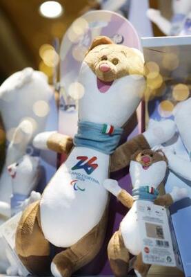 　ミラノ・コルティナ冬季パラリンピックの大会マスコット「ミロ」のぬいぐるみ＝２０２５年１２月、コルティナダンペッツォ（共同）