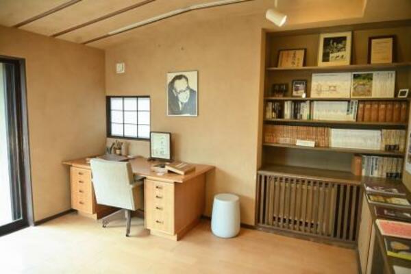 　「角川庭園」の建物の内部。応接間兼書斎を改装した展示室＝東京都杉並区