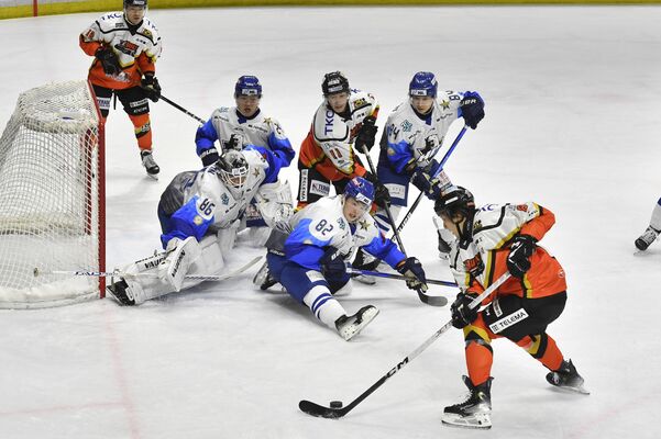 安養戦でゴールに迫るバックスの選手たち＝昨年10月５日、日光霧降アイスアリーナ、鈴木久崇撮影