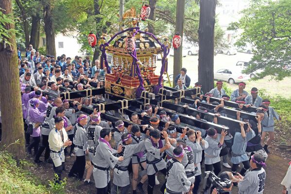 千代ケ岡八幡宮の境内から宮出しされるみこし
