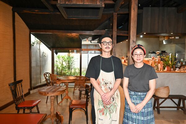 店頭に立つ久保田さん夫妻