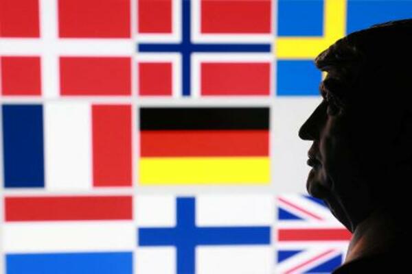 　トランプ米大統領のミニチュア像と、グリーンランドを巡り関税を課すとした対象８カ国の国旗（ロイター＝共同）