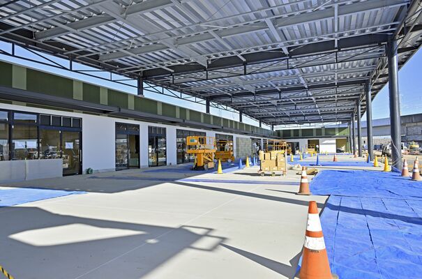 食の専門店エリアの大屋根下は飲食スペースやイベントなどに使用される予定