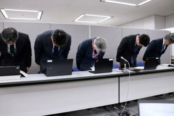 　記者会見で謝罪する茨城県教育委員会の幹部ら＝１４日午後、茨城県庁