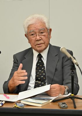 記者会見で宇都宮市長選への出馬を表明する上田氏＝２６日午前、県庁記者クラブ