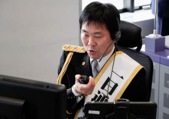 　長崎県警の一日通信指令課長に就任し、通報の受理や現場への指示を模擬体験するサッカー男子日本代表の森保一監督＝１０日午後、長崎県警本部