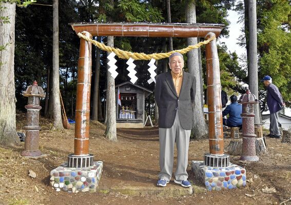 益子焼の鳥居と奉納した佐藤さん