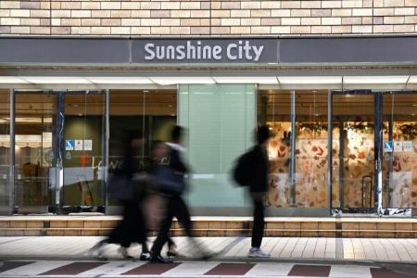 　女性が刺殺された商業施設「サンシャインシティ」の出入り口付近＝２７日午前、東京・池袋