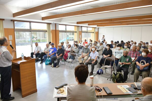 立候補予定者（左）の演説を聞く有権者ら＝28日午前、日光市