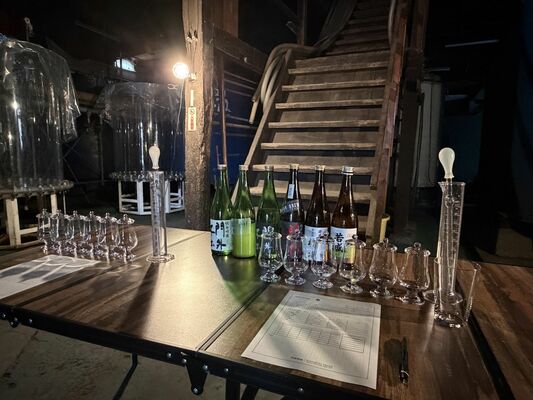 酒蔵で行われるテイスティング用の日本酒とブレンドに使うグラスや用具