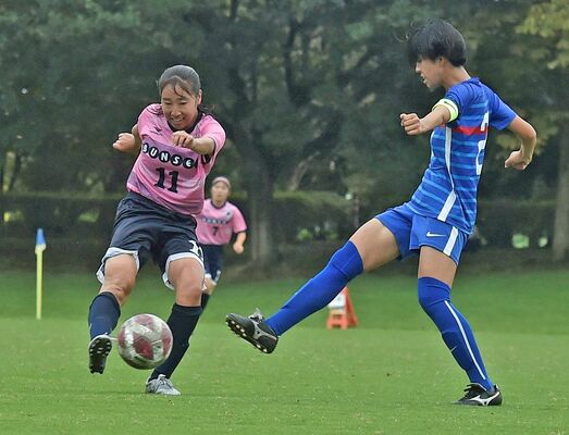 後半、文星女のＦＷ安田がシュートを放つ＝壬生町総合運動公園陸上競技場