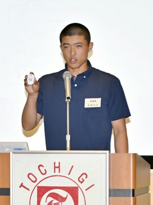 くじを引く佐野日大の中村主将