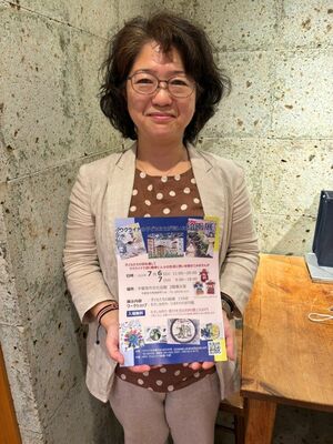 チラシを手に来場を呼びかける会沢代表