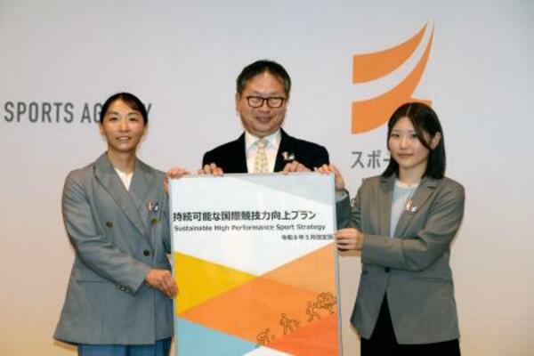写真に納まる(左から)車いすバスケットボール女子の網本麻里、スポーツ庁の河合純一長官、スノーボード女子の小野光希=20日午後、東京都千代田区
