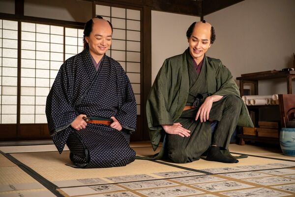 べらぼうで染谷将太さんが演じる喜多川歌麿（左）と、横浜流星さんが演じる蔦屋重三郎（Ｃ）ＮＨＫ