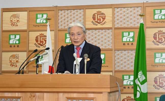 定例記者会見に臨む福田知事=22日午後、栃木県庁