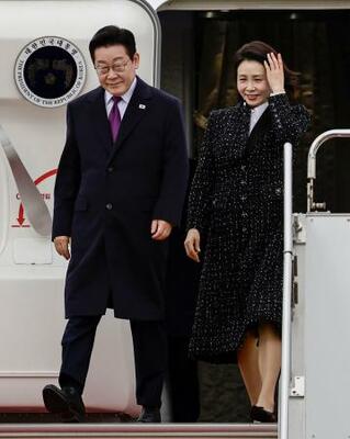 　関西空港に到着した韓国の李在明大統領（左）夫妻＝１３日午前