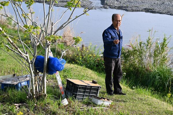 カワウ飛来防止のため、鬼怒川に設置したテグス＝先月、宇都宮市下小倉町