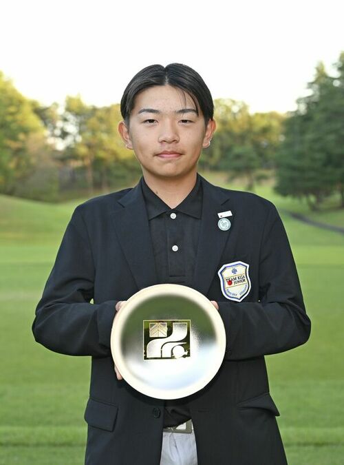 一般男子の部で最年少優勝し、知事盃を手にする小筆（那須塩原）