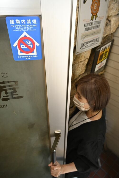 飲食店の入り口に貼られた「とちぎ禁煙推進店」のステッカー＝29日午前、宇都宮市戸祭元町