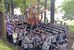 千代ケ岡八幡宮の境内から宮出しされるみこし