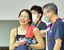 成年女子高飛び込みの演技を終え、満面の笑みを見せる榎本。右は松本監督＝日環アリーナ栃木屋内水泳場