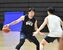 ブレックス合流後初練習で汗を流す比江島（左）＝日環アリーナ栃木