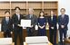 浅野市長（左から３人目）から感謝状を手渡された白鴎大の学生、卒業生と下村特任教授（右）