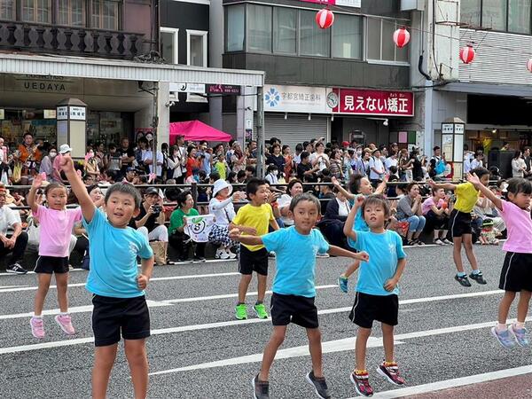 宮っ子パレードで踊りを披露する子どもたち