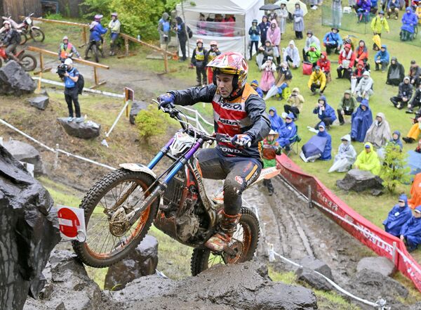 急斜面の岩場を越えるライダー=17日午後2時5分、茂木町のモビリティリゾートもてぎ