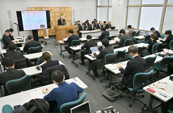 ２０２６年度県当初予算案を説明した会見＝６日午前10時10分、県庁、磯真奈美撮影