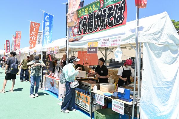 ７市のソースグルメが並ぶ会場
