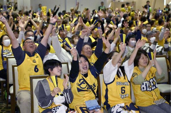 ブレックスが勝利した瞬間、盛り上がる大勢のファン=24日午後4時25分、宇都宮市宿郷5丁目、森田大地撮影