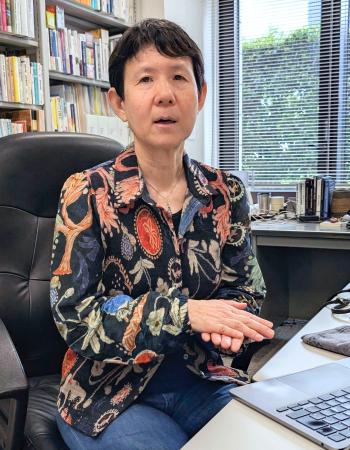 　奨学金プロジェクトについて話す反貧困ネット理事の稲葉奈々子上智大教授＝５月、東京都千代田区