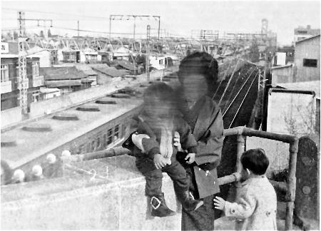 　天沼陸橋（東京都杉並区）からは昔、中央線の電車が見えた（筆者提供、１９６８年ごろ撮影、画像処理しています）