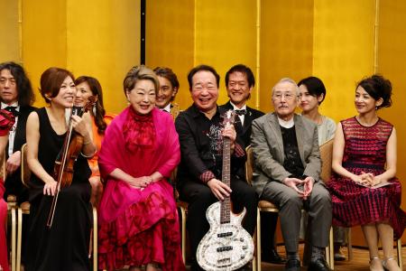 　「インペリアルジャズ２０２５」について発表する由紀さおりさん（前列左から２人目）と中村梅雀さん（同３人目）、山下洋輔さん（同４人目）＝５月、帝国ホテル東京（提供写真）