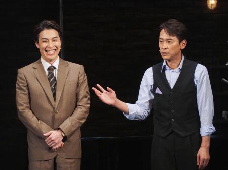 坂本昌行(右)にせりふ覚えを褒められ、笑顔の海宝直人=東京都多摩市