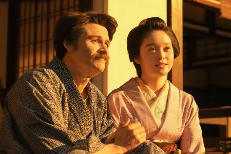 　「ばけばけ」より。高石あかり（右）とトミー・バストウ