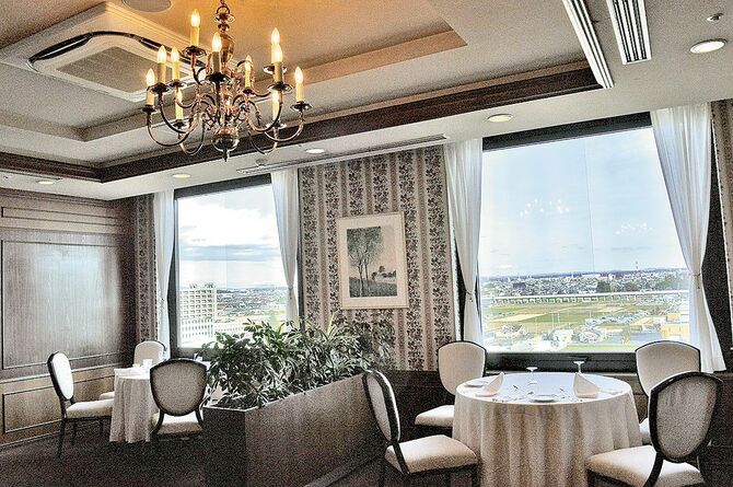    視界をさえぎる高い建物がなく、食事をしながら街並みを一望できます