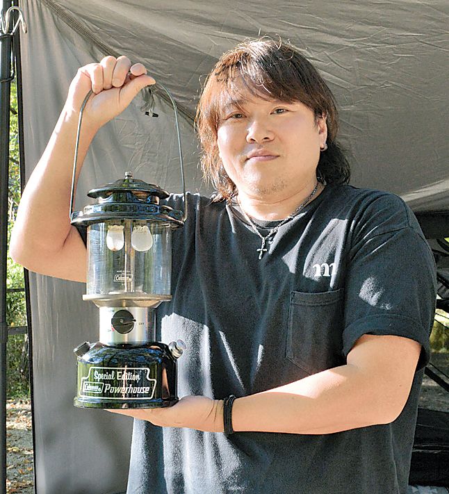 厳選したアイテムで、独自のセルフグランピングを満喫する安藤さん