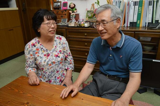 祐悟さんの幼少期を振り返る忠雄さん（右）と安子さん